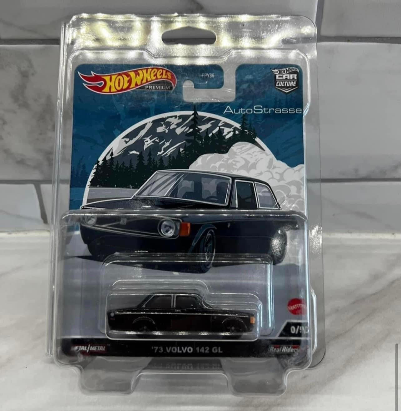 Hot Wheels AutoStrasse '73 Volvo store 142 GL Chase and Regular.