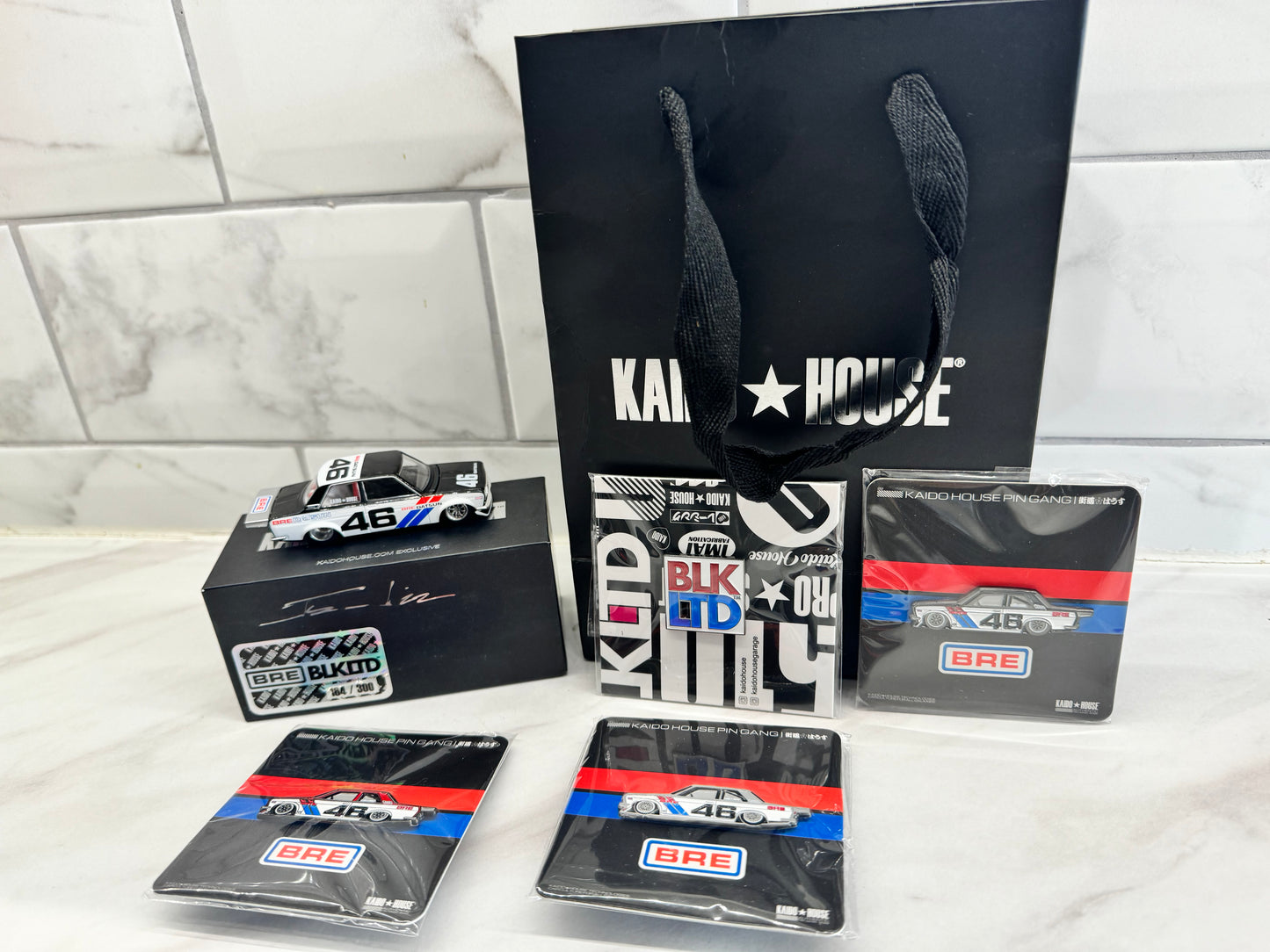 Mini GT Kaido House BLKLTD #6 BRE DATSUN 510 WITH 4 PINS #164/300 with gift bag