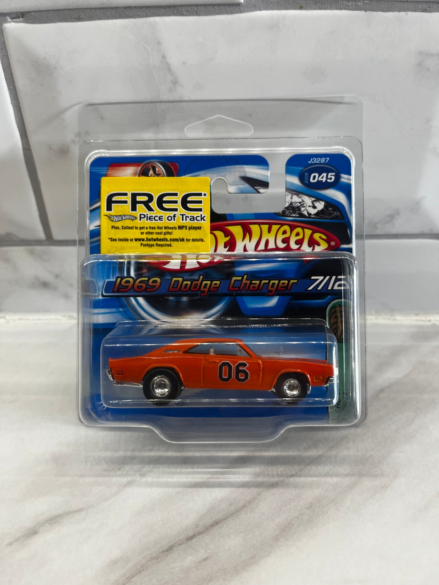 Hot Wheels 1969 Dodge Charger Super Treasure Hunt 2006 Short Card