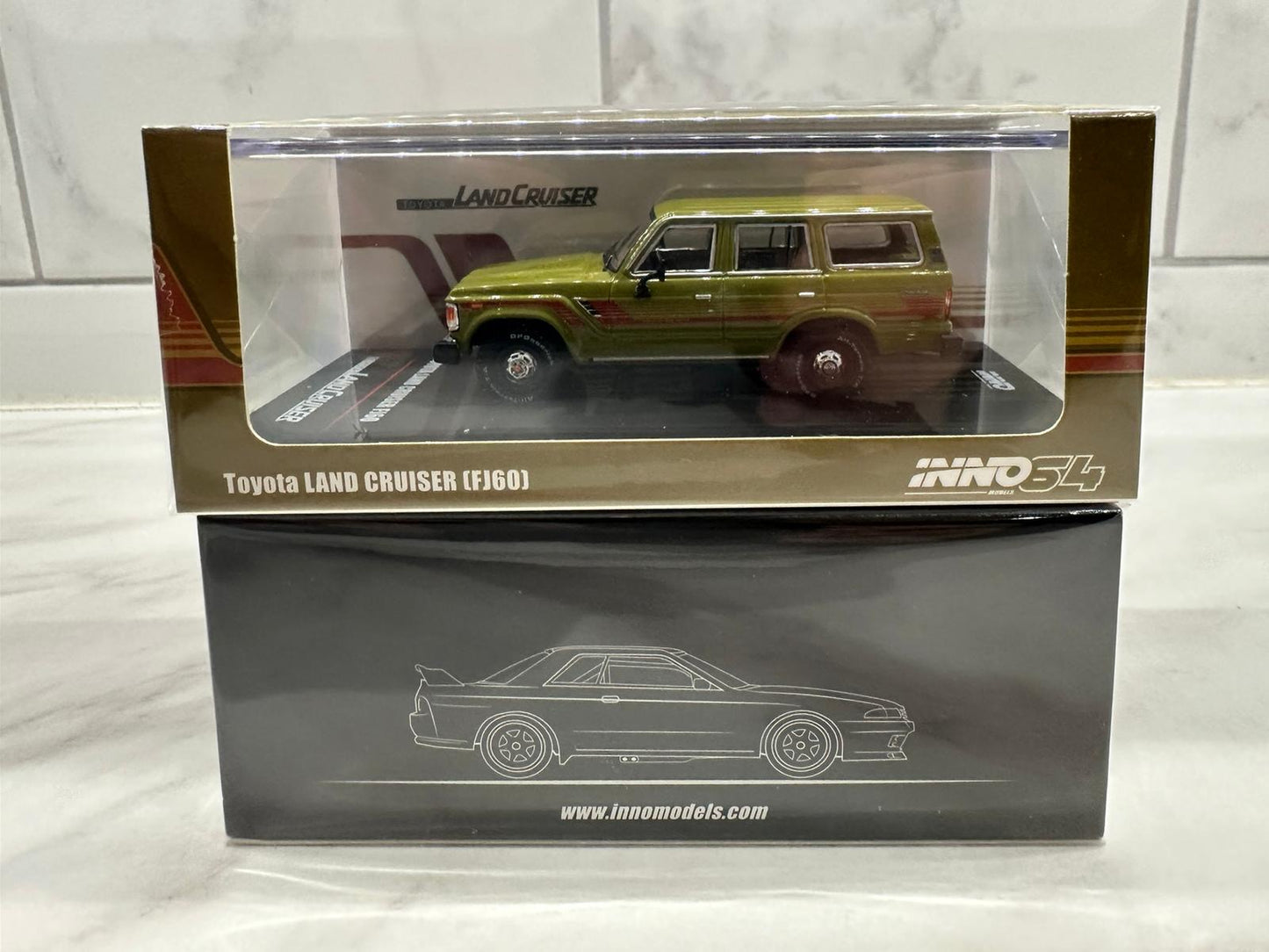 INNO64 Toyota Land Cruiser FJ60 (Olive Green)