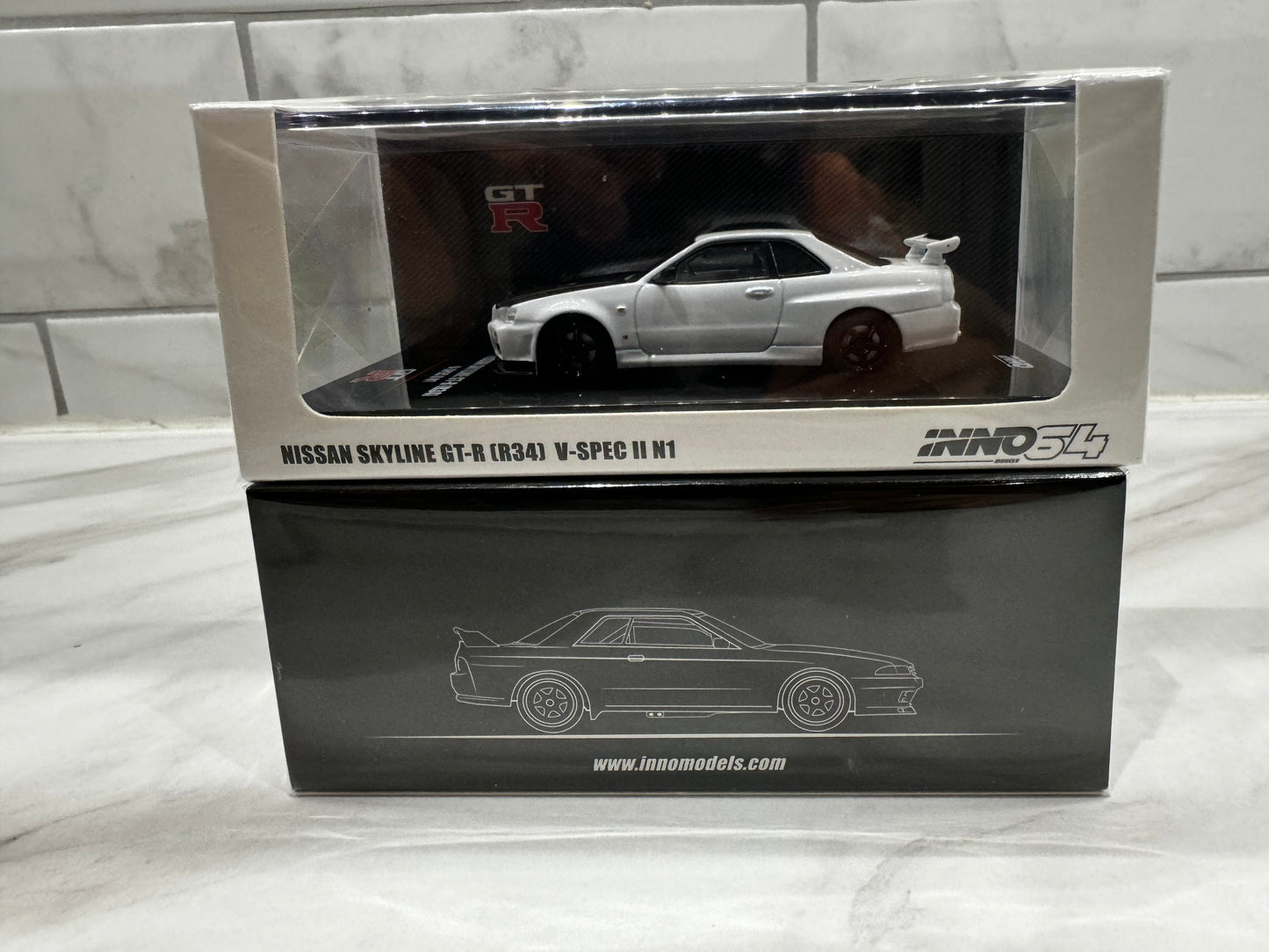 Inno64 Nissan Skyline GT-R R34 V-Spec II N1 White (1/64)