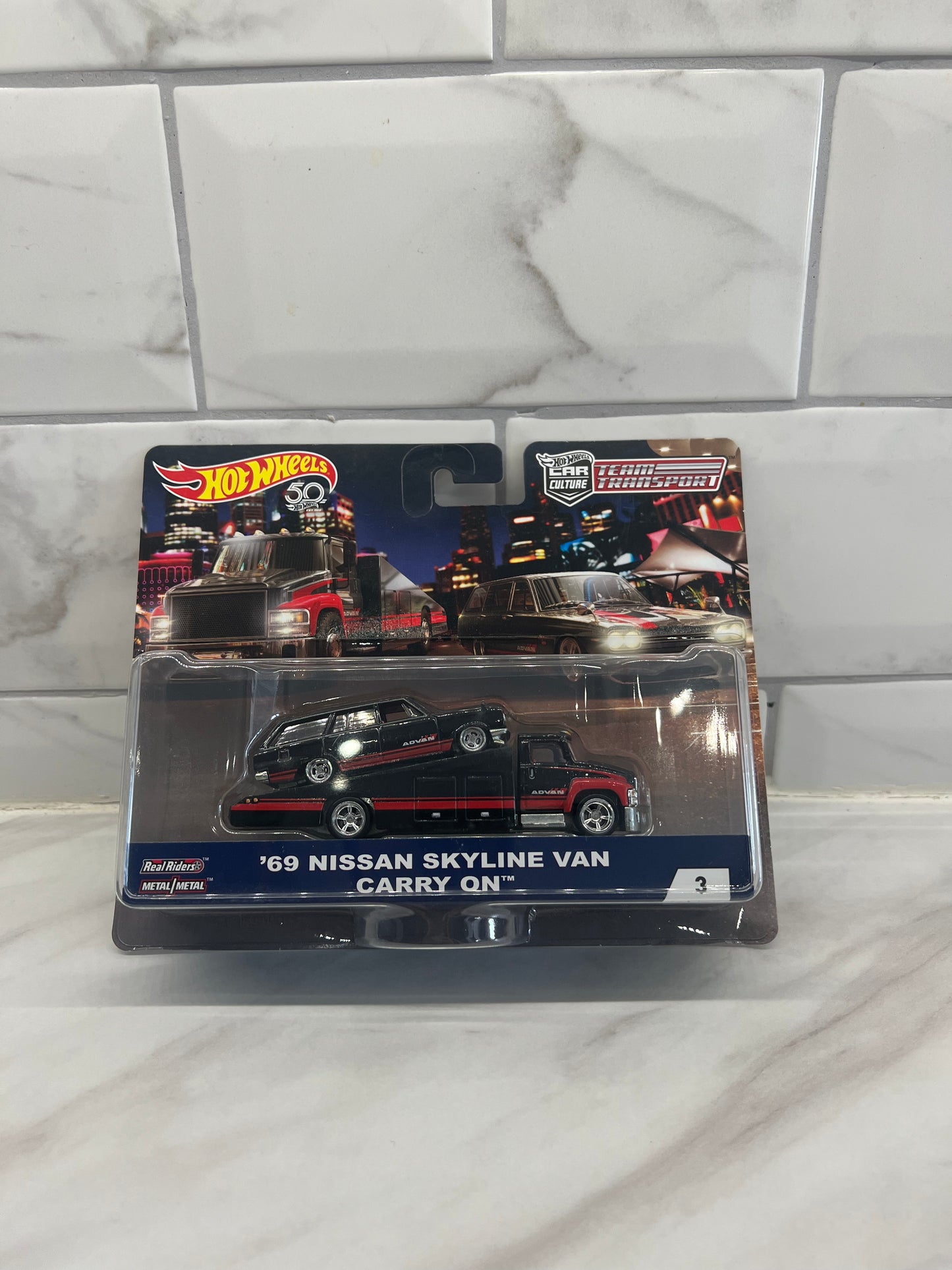 Hot Wheels 69 Nissan Skyline Van carry On #3