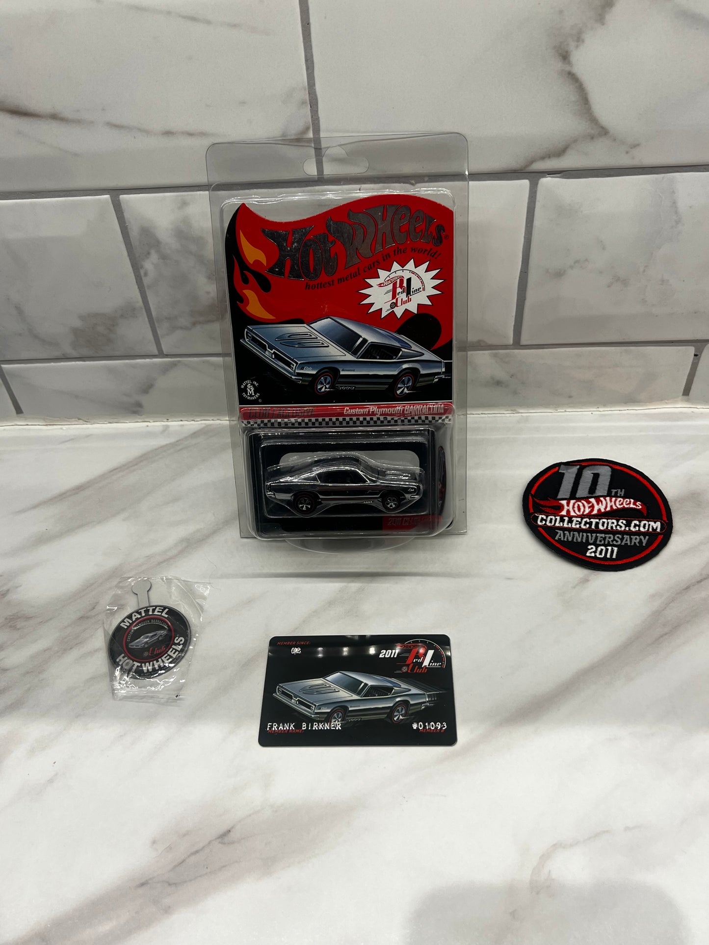 Hot Wheels 2011 Club Car Custom Plymouth Barracuda 2237/3000 pin badge & card included