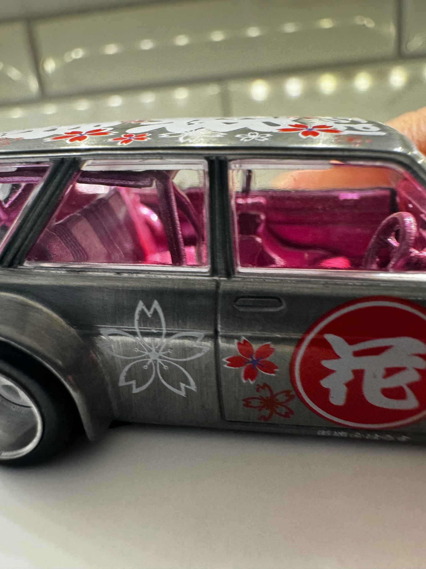 Mini GT Kaido House Datsun 510 Wagon Hanami 012 Chase