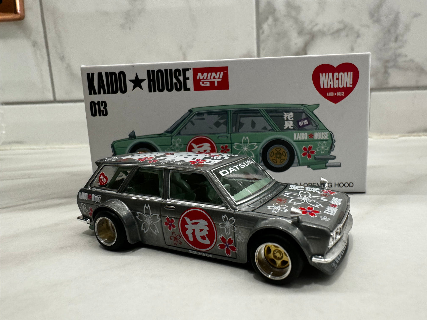 Mini GT Kaido House 013 Datsun 510 Wagon BRE V1 CHASE 1:64