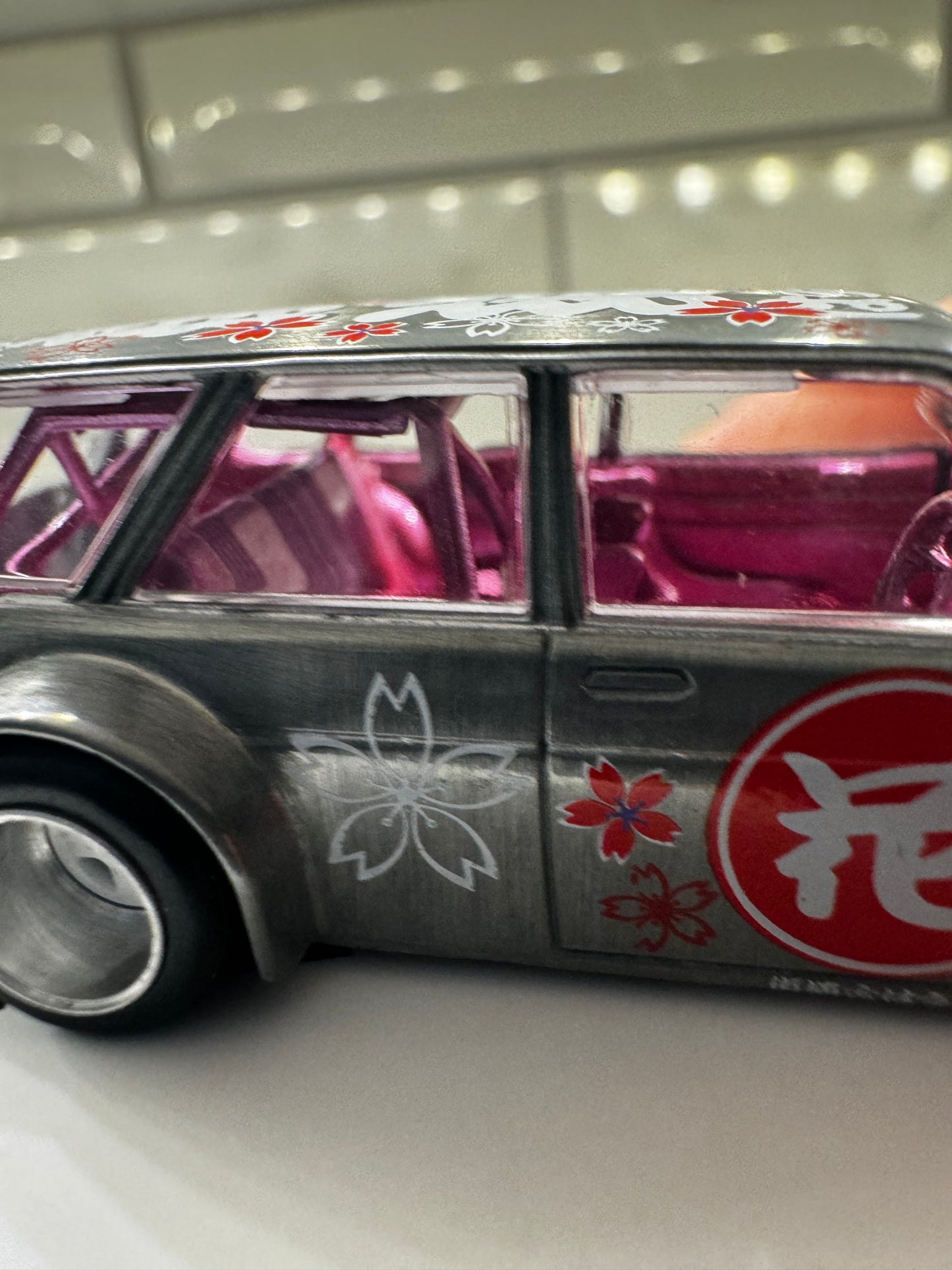 Mini GT Kaido House Datsun 510 Wagon Hanami 012 Chase