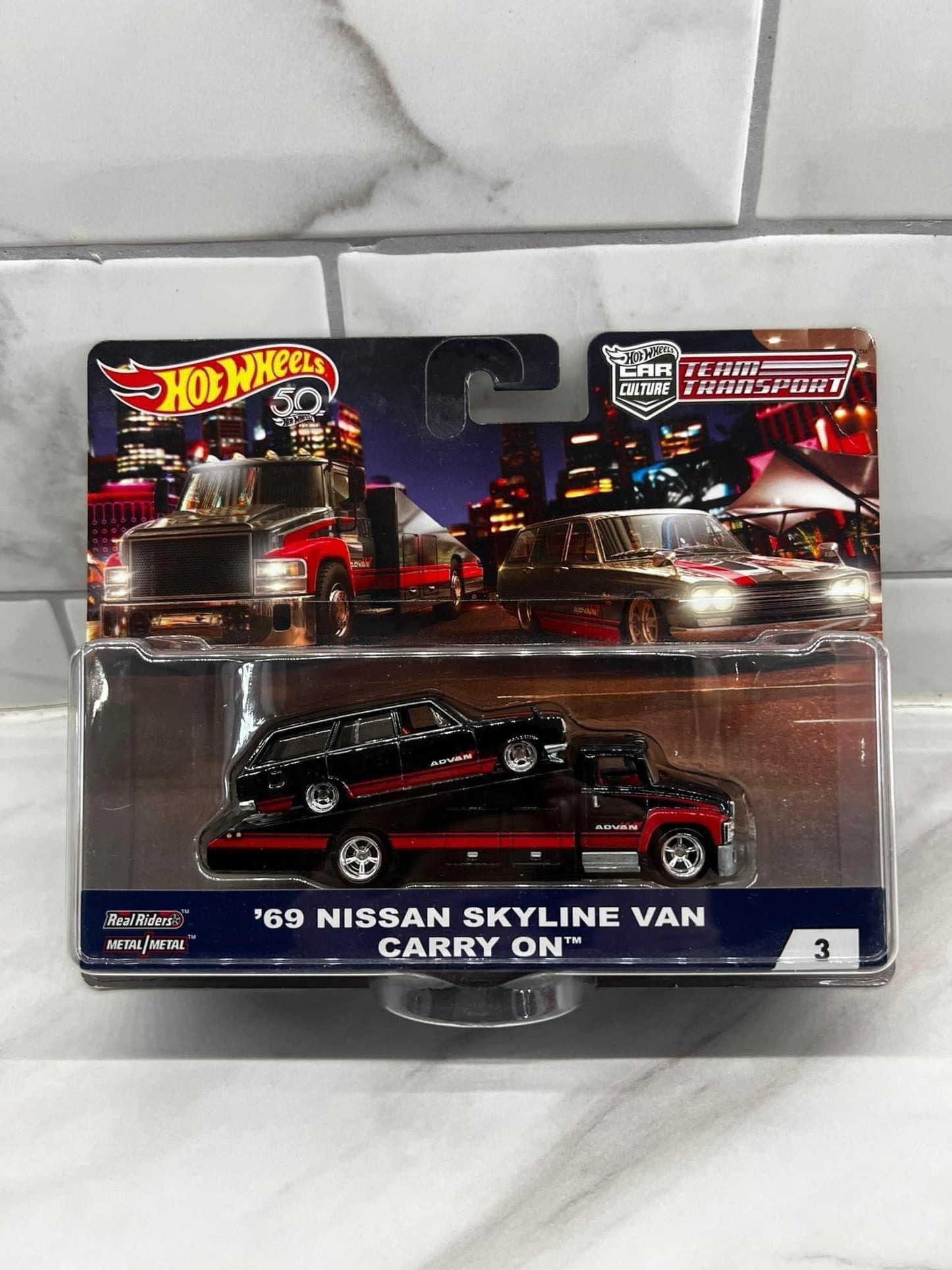 Hot Wheels 69 Nissan Skyline Van Carry on #3