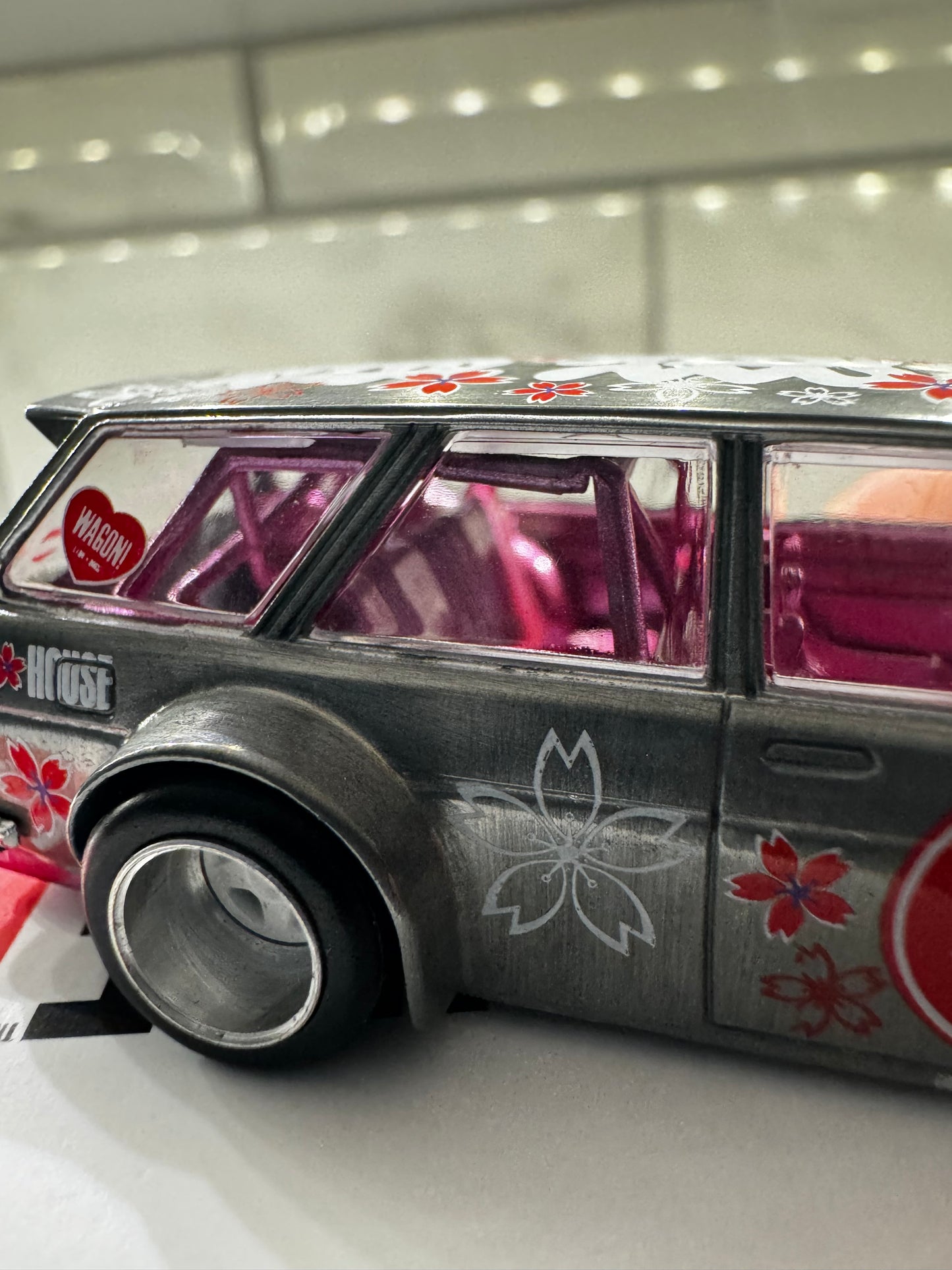 Mini GT Kaido House Datsun 510 Wagon Hanami 012 Chase