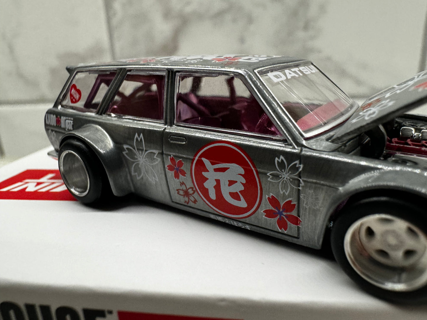 Mini GT Kaido House Datsun 510 Wagon Hanami 012 Chase