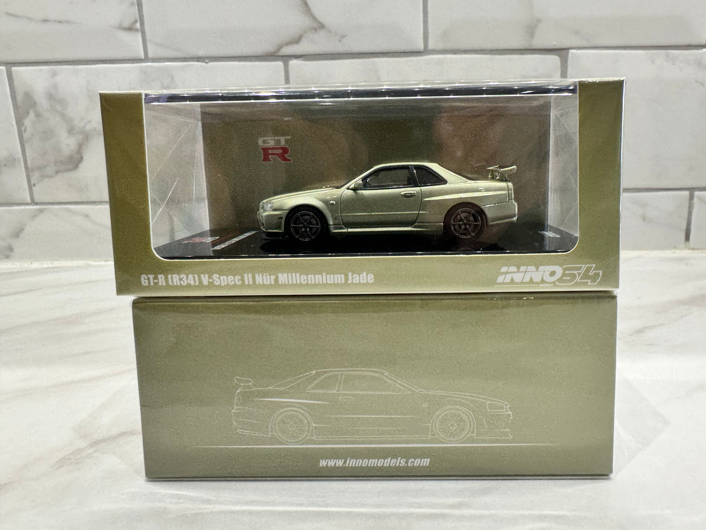 Inno64 1:64 Nissan Skyline GT-R (R34) V-Spec II Nür Millennium Jade